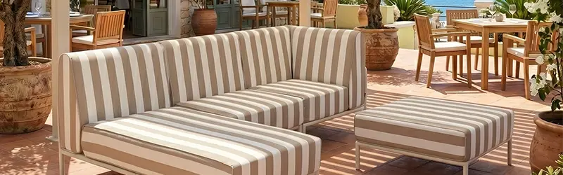 salon de jardin rayé dans sur terrasse de restaurant